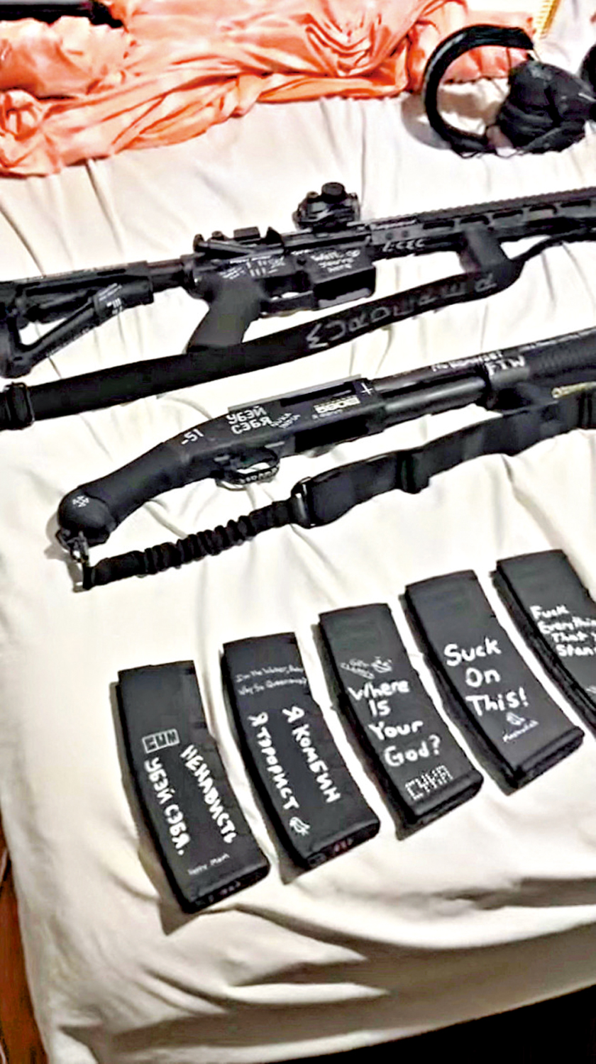 　　圖：槍手韋斯特曼拍攝自己所擁有的槍械。\路透社