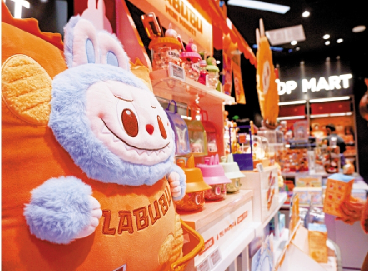 　　圖：「拉布布」等中國文化產品風靡世界。圖為杭州一家商店的拉布布產品。\新華社