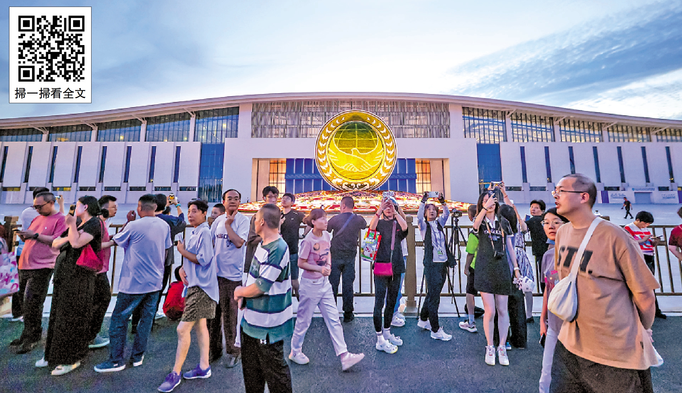 　　圖：8月28日晚，在天津，「2025年上海合作組織峰會」會場外的主題花壇，吸引了不少市民前來打卡拍照。\中新社