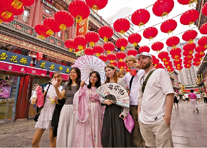　　圖：8月14日，上合國家學生在天津古文化街留影。\新華社