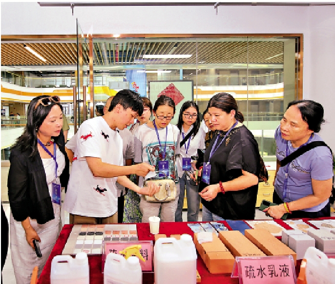 　　圖：「90」後湖南大學在讀博士生彭文罡向採訪團介紹研發的防水新材料。