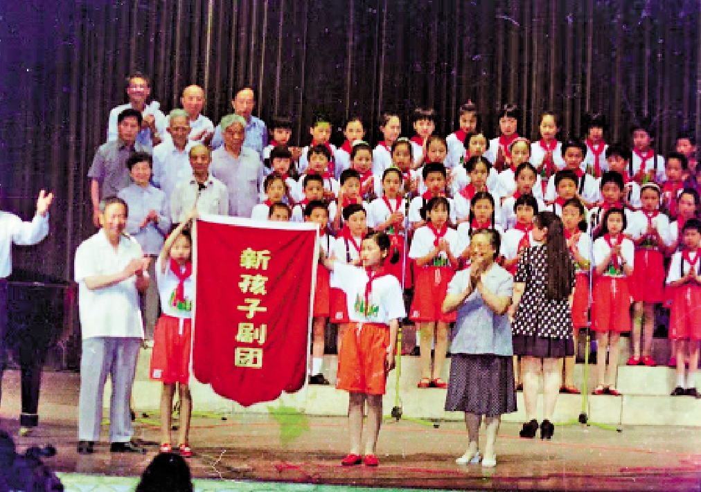 　　圖：在孩子劇團成立50周年時，新老團員在武漢同台演出。