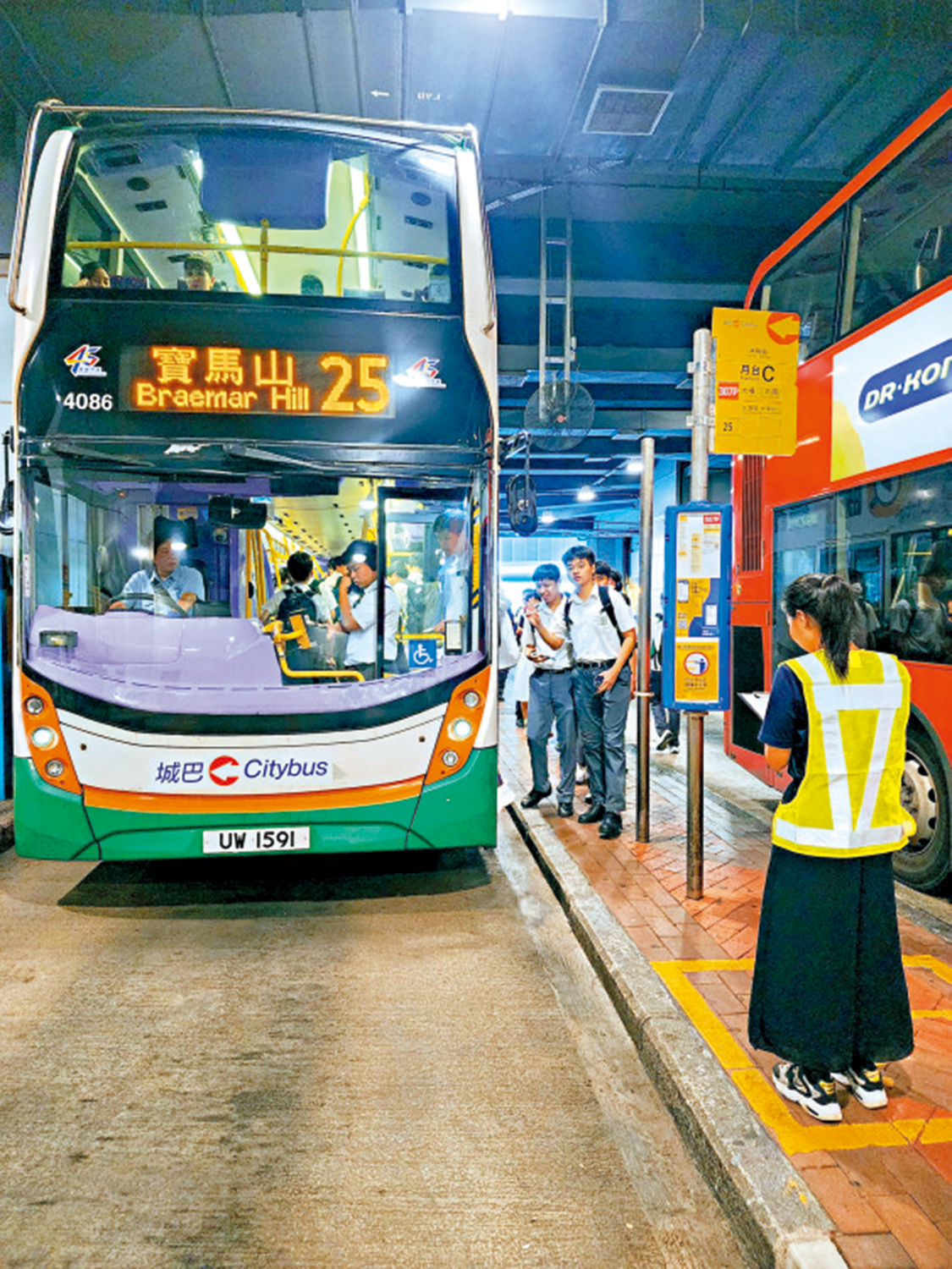 　　圖：運輸署預料開學日早上交通會較為擠塞，呼籲學生應預早出門，以免延誤上課。圖為去年開學日。