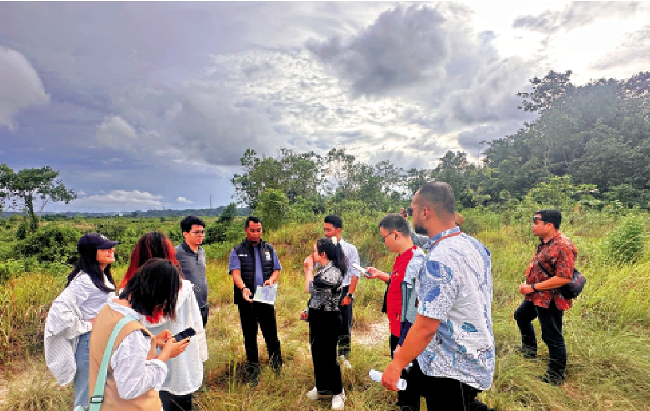 　　圖：喚雨科技創投在印尼視察興建智慧養雞場的土地。