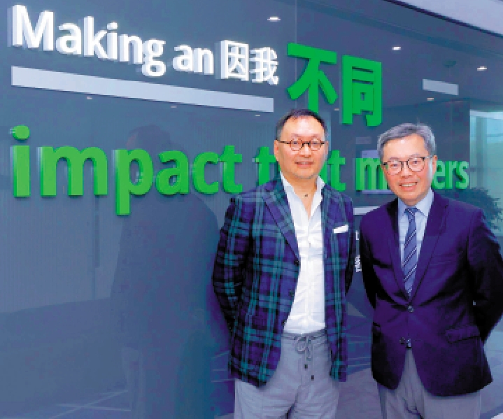 　　圖：曾煥平（右）表示，料年內寫字樓及商舖價值將有半成至一成跌幅。左為何國樑。