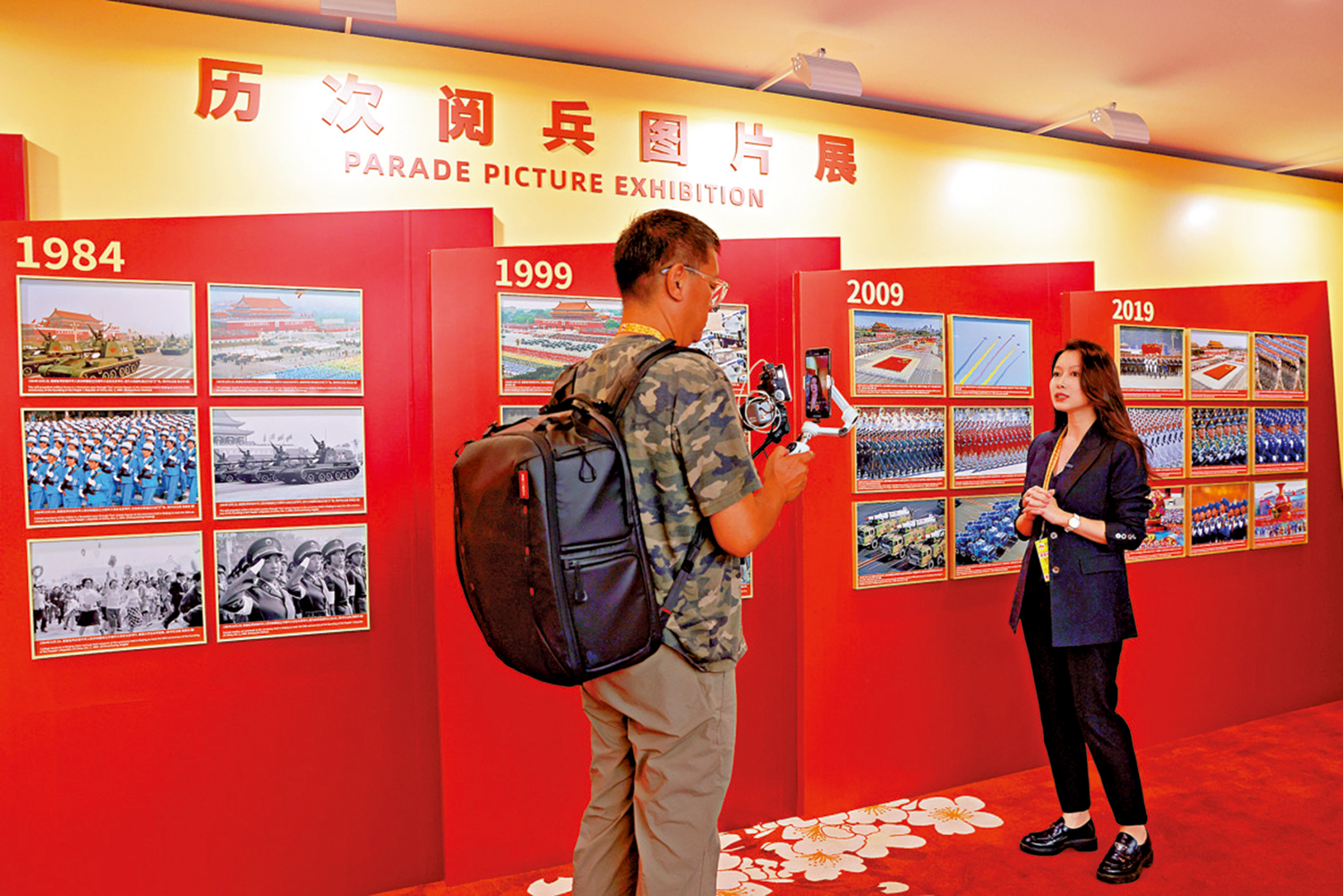 　　圖：在北京，大陸歷次閱兵圖片展吸引媒體記者報道拍攝。\中通社