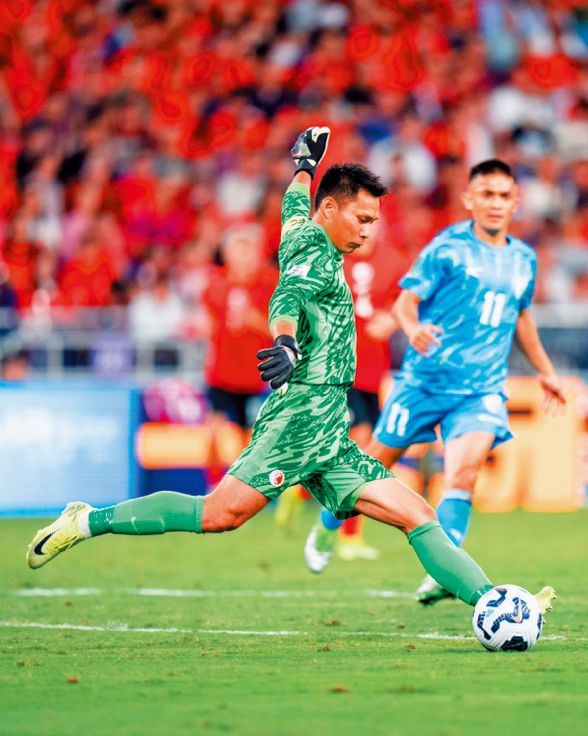 　　圖：葉鴻輝（前）是港足的隊長。