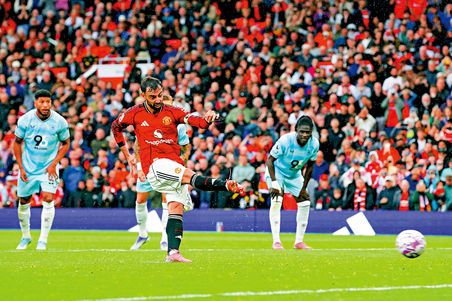 　　圖：般奴費南迪斯（前）射入12碼助曼聯險勝般尼。\美聯社