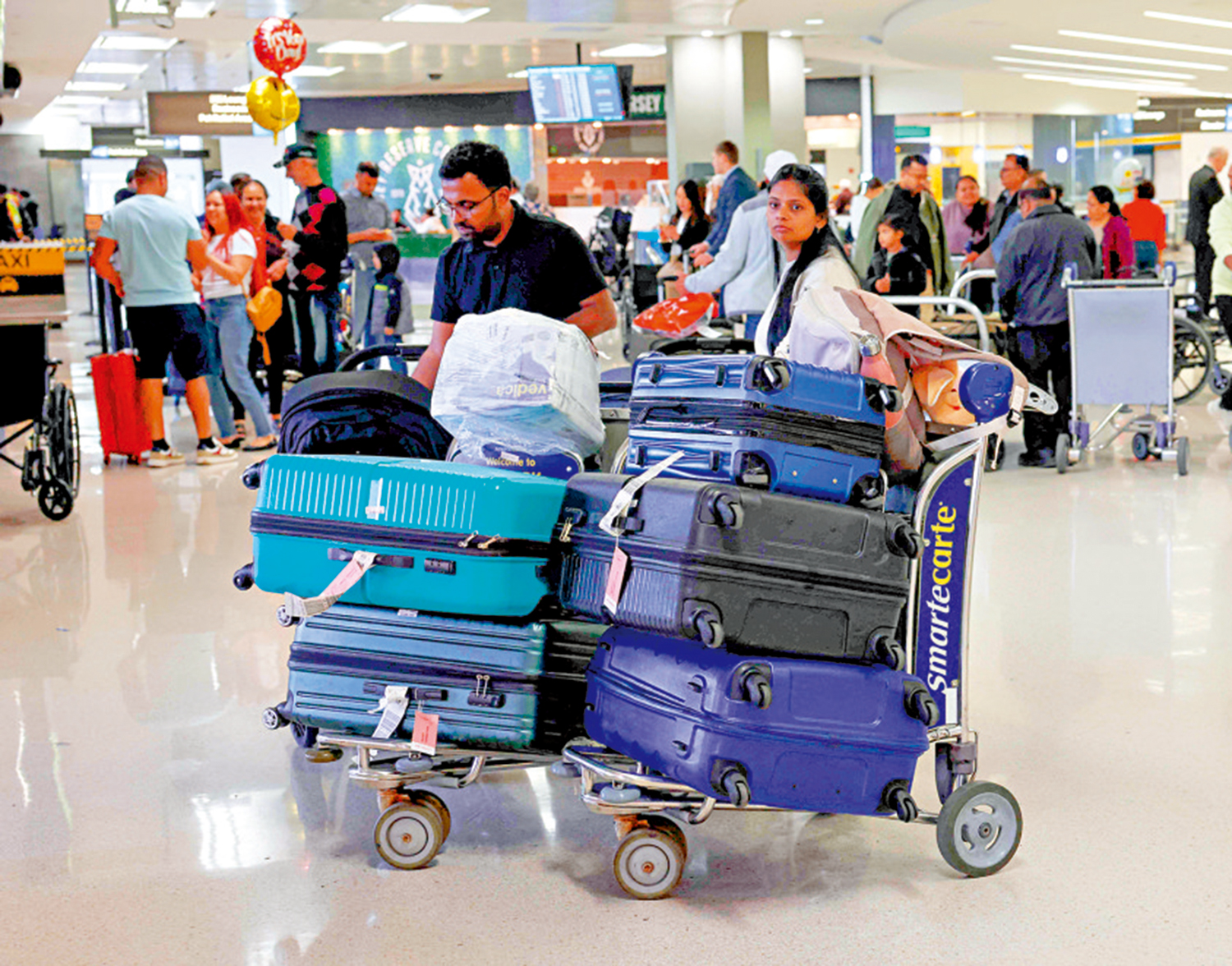 　　圖：美國簽證成本超過3400港元。圖為今年5月在新澤西州紐瓦克機場的旅客。\法新社