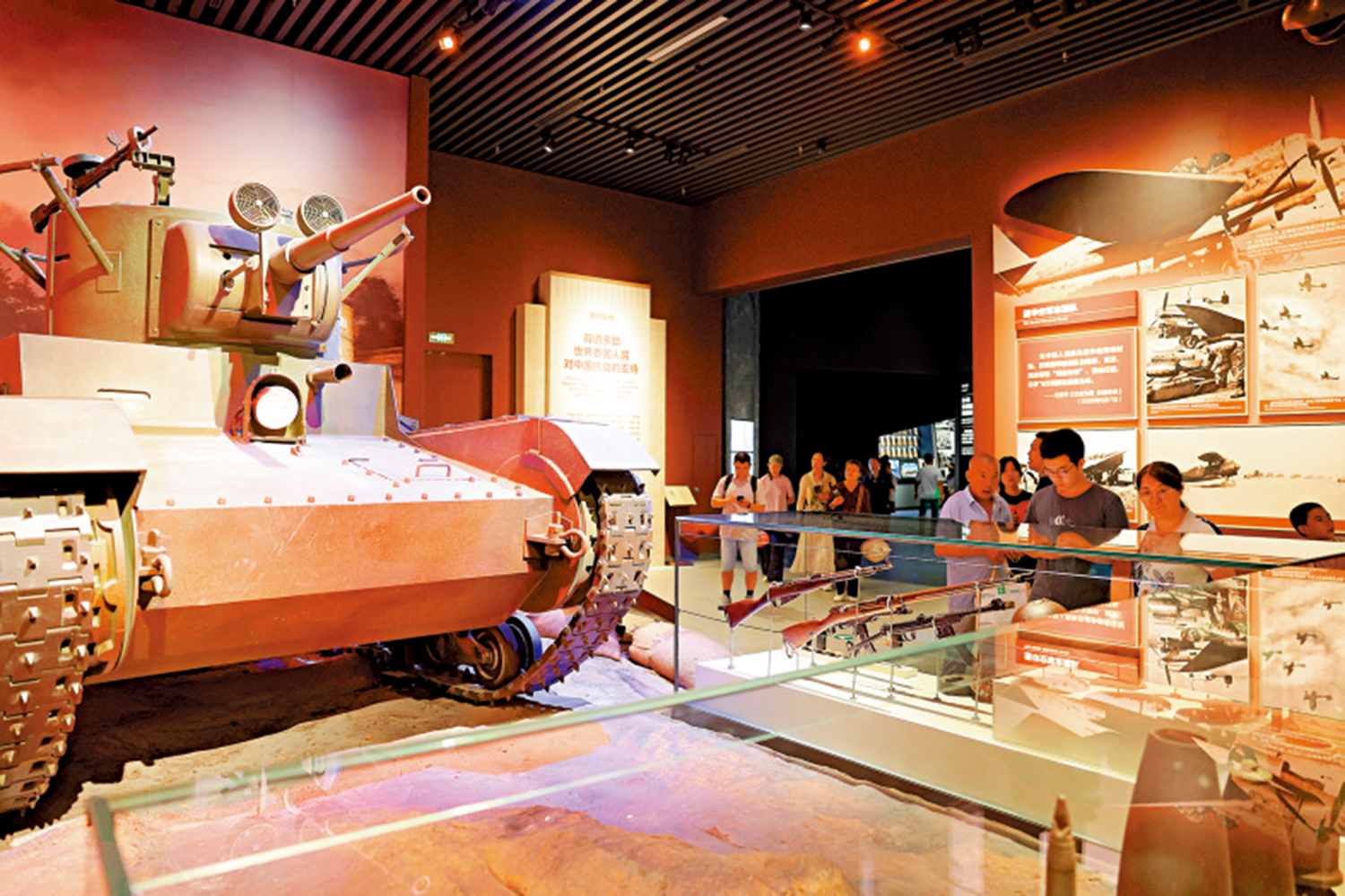 　　圖：7月8日，參觀者在中國人民抗日戰爭紀念館參觀《為了民族解放與世界和平》主題展覽。\新華社