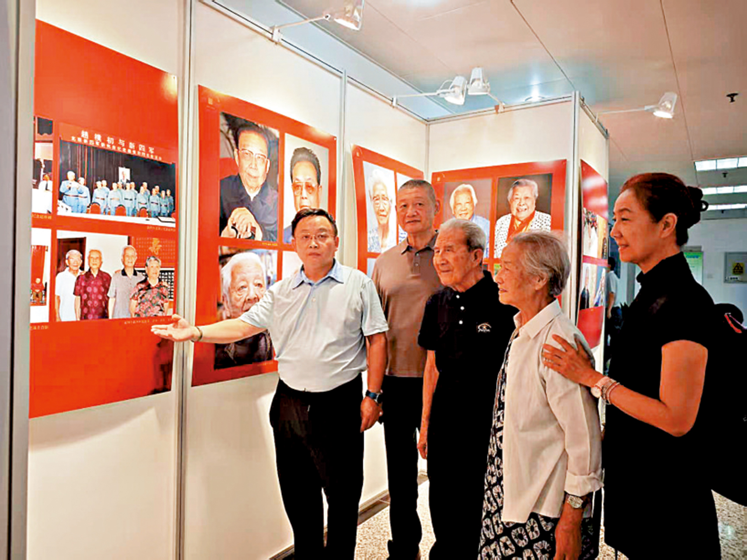 　　圖：新四軍老戰士參觀老兵肖像展。\受訪者供圖