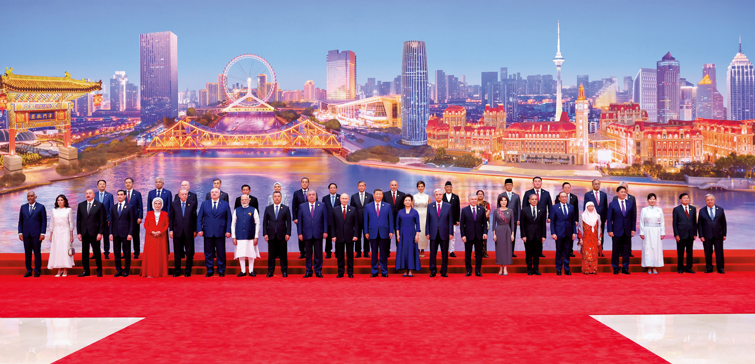 　　圖：8月31日晚，國家主席習近平和夫人彭麗媛在天津梅江會展中心舉行宴會，歡迎來華出席2025年上海合作組織峰會的國際貴賓。這是宴會前，習近平和彭麗媛同貴賓們集體合影留念。\新華社