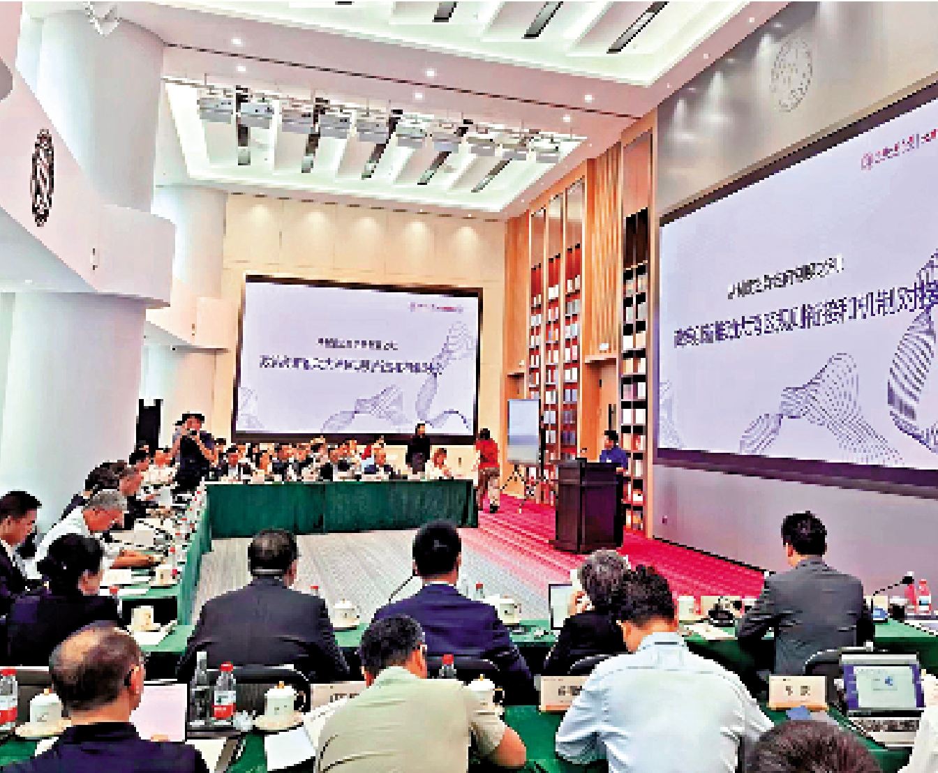 　　圖：第二屆「人民·大公」灣區智匯政策圓桌會8月29日在中國人民大學深圳研究院前海院區舉行，圍繞「強化大灣區規則銜接和機制對接的政策創新」展開深入研討。\大公報記者李望賢攝