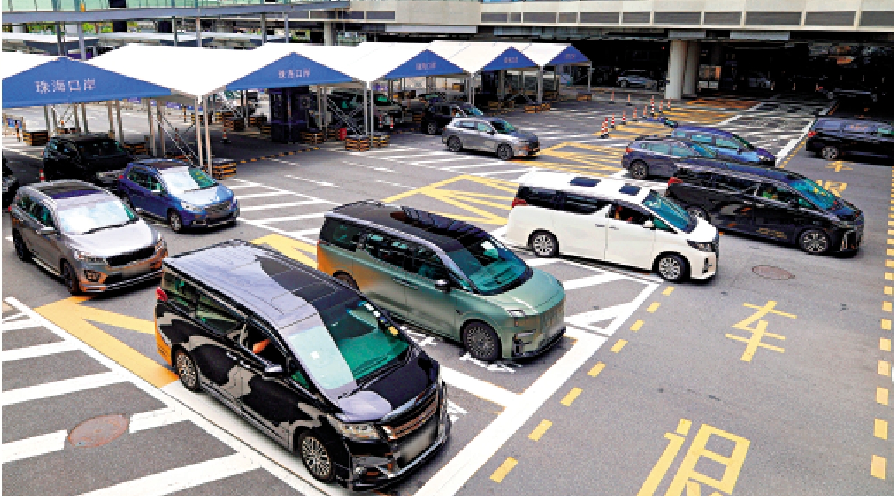 　　圖：「港車北上」昨日首度實施免預約安排，2200車輛在新安排下經港珠澳大橋過關。