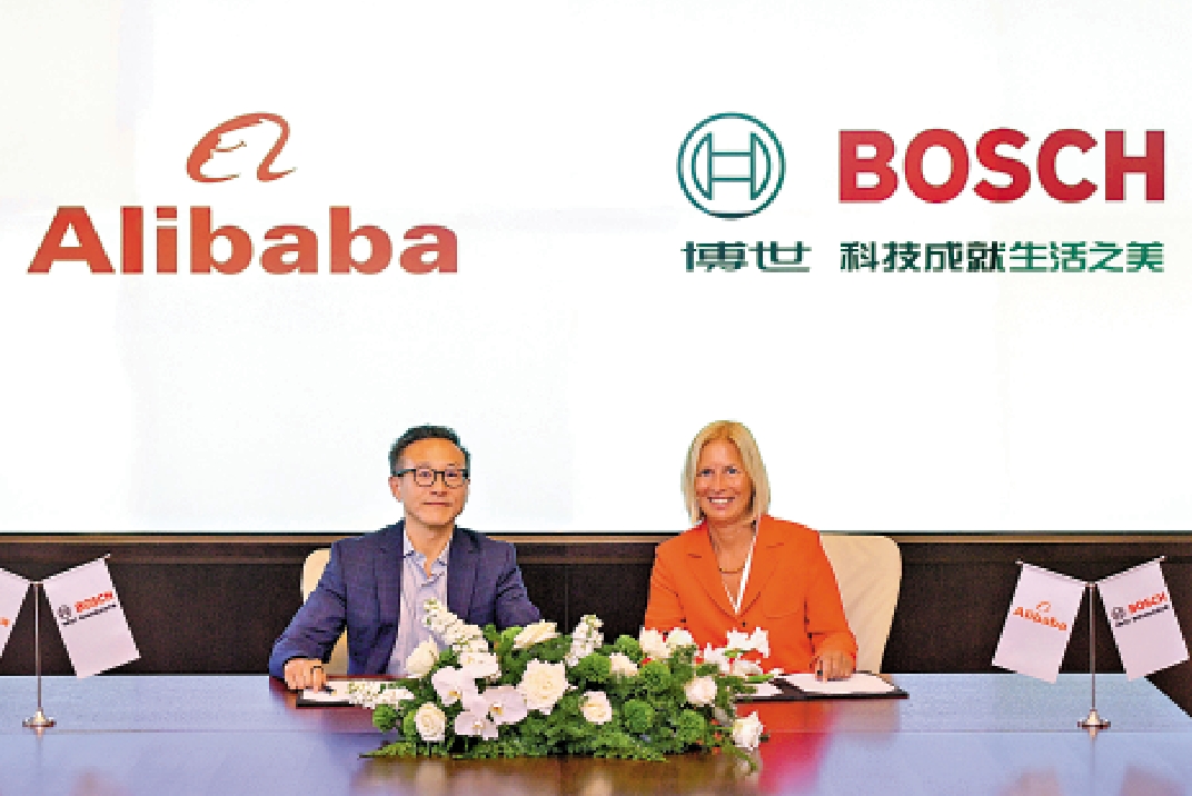 　　圖：阿里巴巴集團主席蔡崇信（左）及BOSCH集團董事會成員兼首席數字官Tanja Rückert。