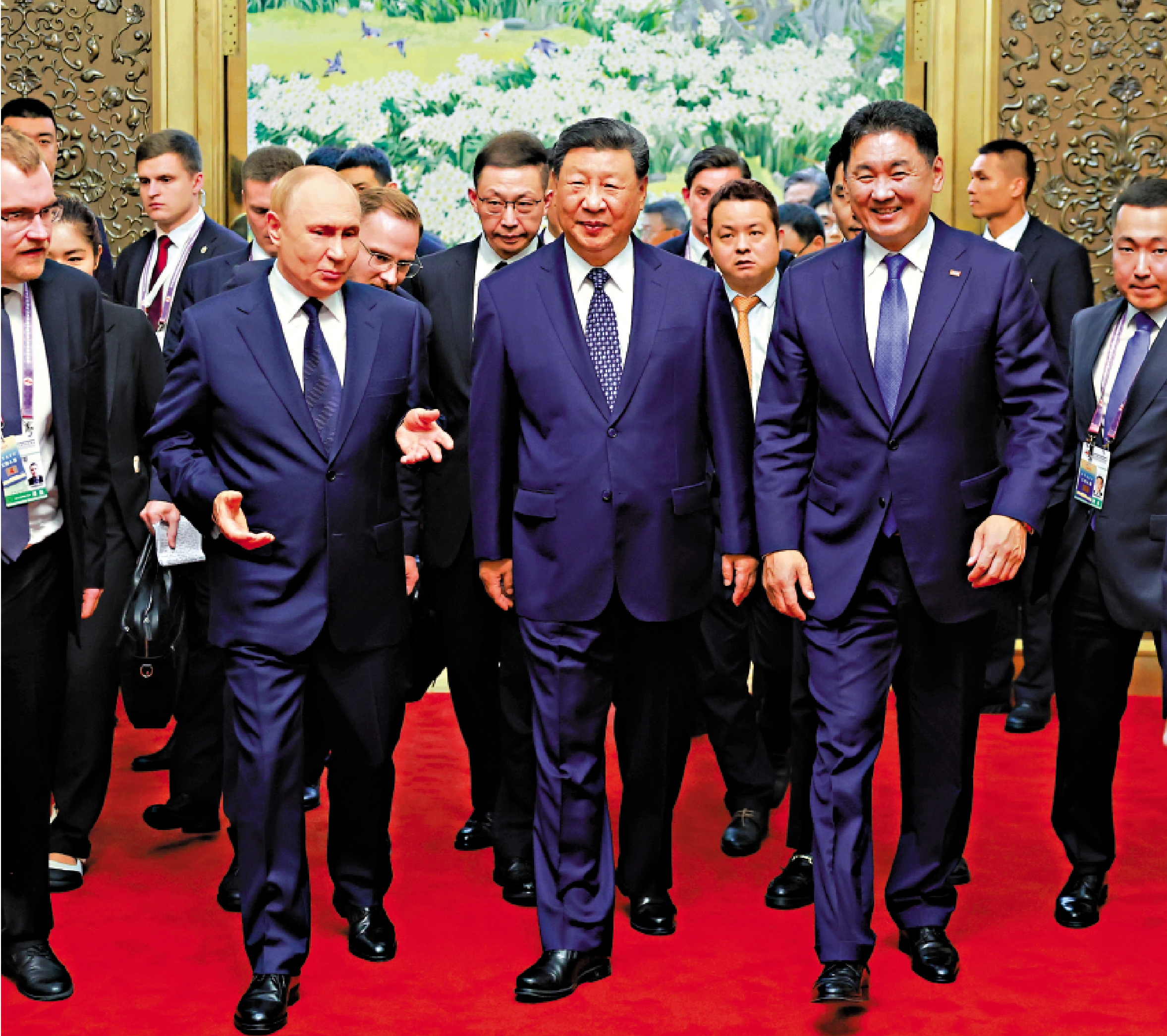 　　圖：9月2日上午，國家主席習近平同俄羅斯總統普京、蒙古國總統呼日勒蘇赫在北京人民大會堂舉行中俄蒙三國元首第七次會晤。\新華社