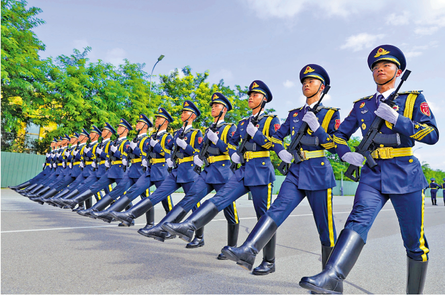 　　圖：中國人民抗日戰爭暨世界反法西斯戰爭勝利80周年紀念大會今日上午9時在北京天安門廣場舉行。圖為早前參閱隊員在閱兵集訓點進行訓練。