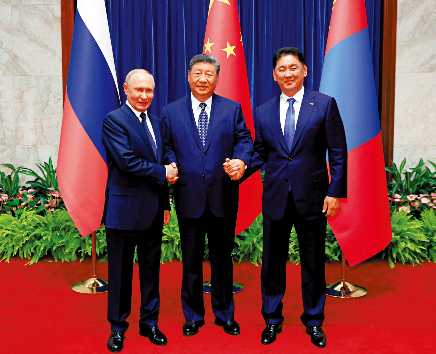 　　圖：9月2日上午，國家主席習近平同俄羅斯總統普京、蒙古國總統呼日勒蘇赫在北京人民大會堂舉行中俄蒙三國元首第七次會晤。\新華社