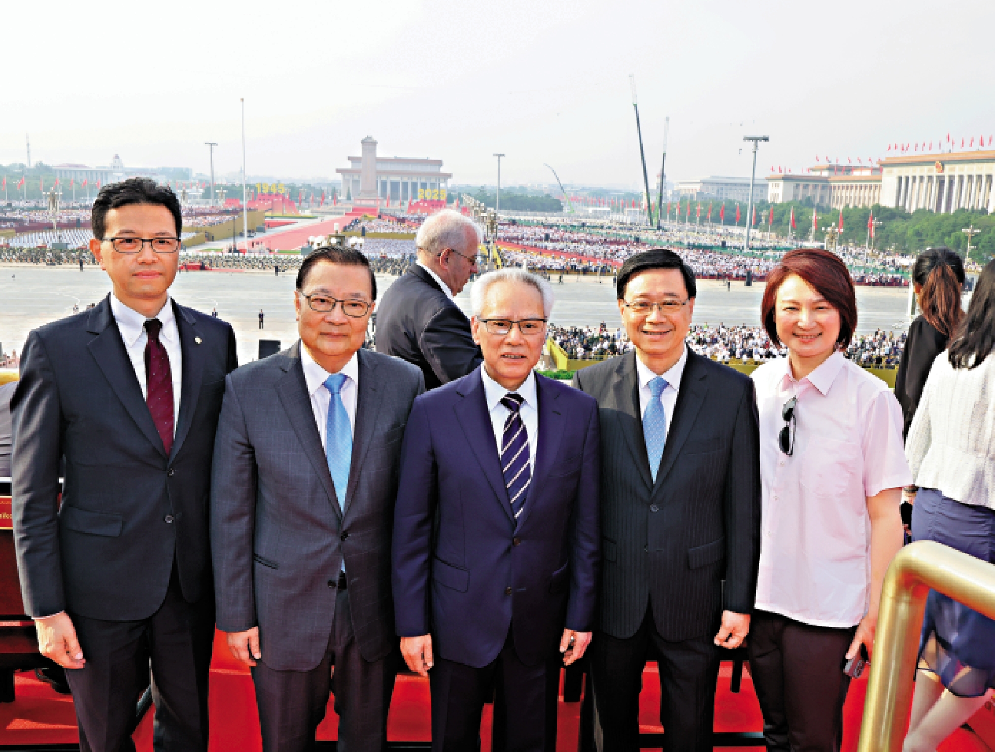 　　圖：九月三日，紀念中國人民抗日戰爭暨世界反法西斯戰爭勝利80周年大會在北京隆重舉行。圖為紀念大會開始前，香港特區行政長官李家超（右二）、澳門特區行政長官岑浩輝（右三）等合影留念。\中新社