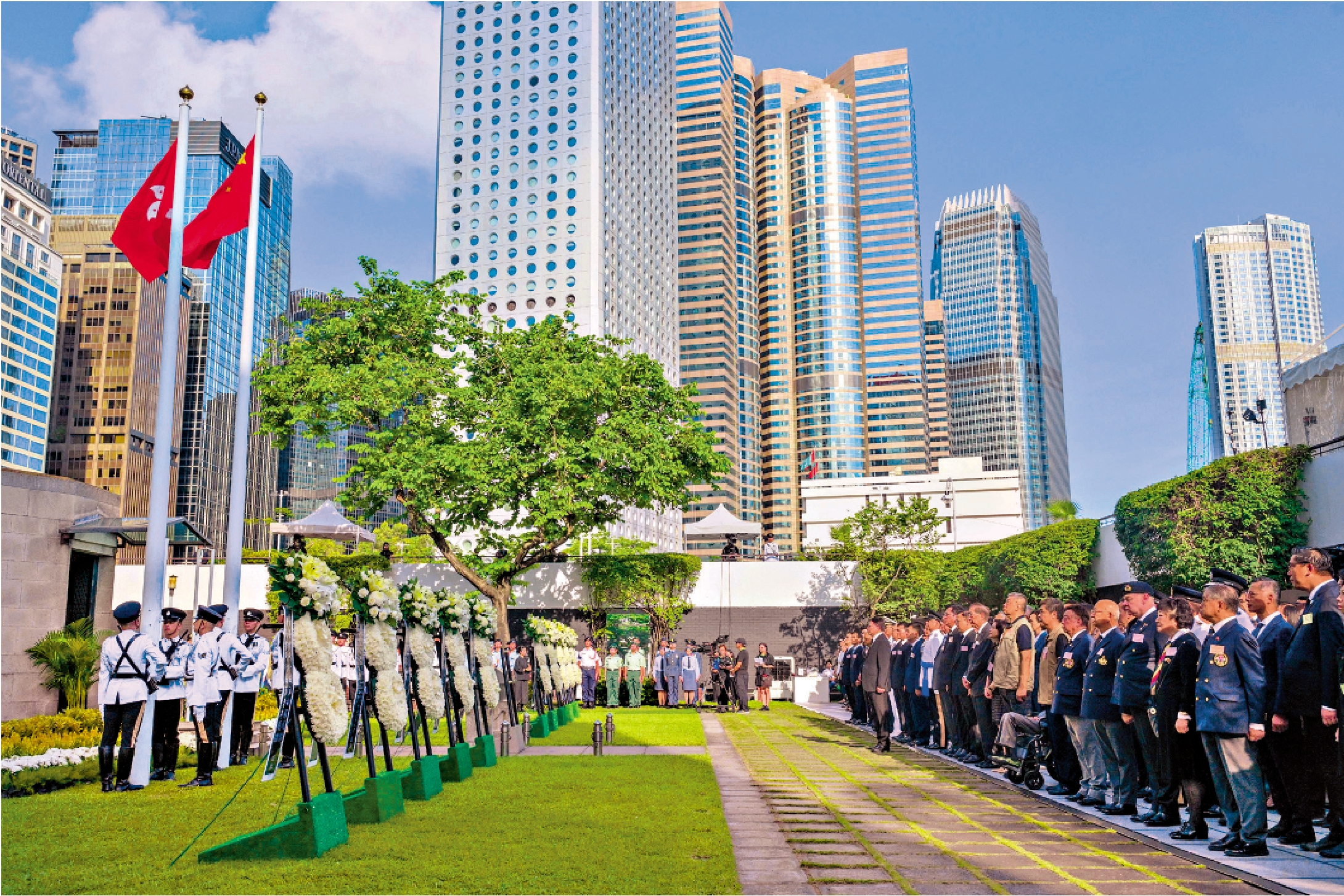 　　圖：特區政府昨日在香港大會堂紀念花園舉行官方儀式，紀念中國人民抗日戰爭暨世界反法西斯戰爭勝利八十周年。