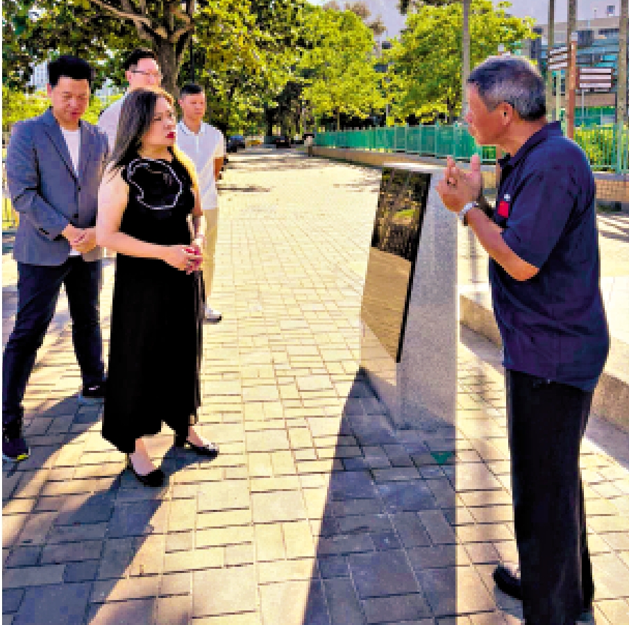 　　圖：羅淑佩日前到訪梅窩銀礦灣抗戰遺址歷史現場，聽村民講述當年發生銀礦灣慘案的經過。