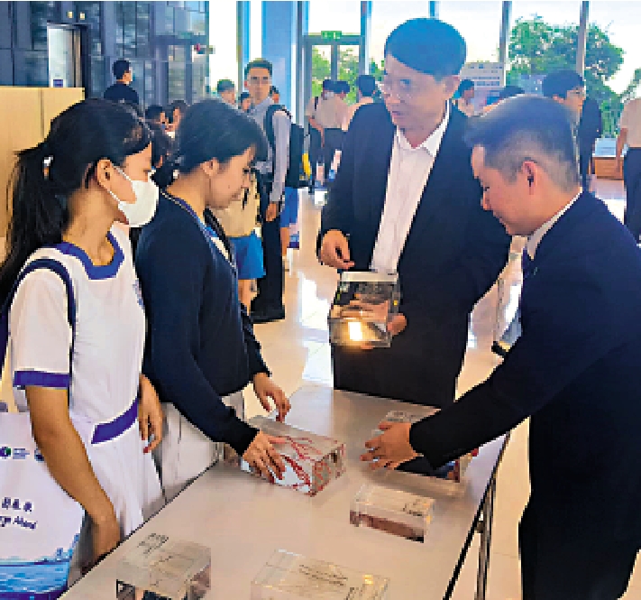 　　圖：活動現場設置「深海樣品展覽」，學生們與錢培元教授互動。\大公報記者江凌風攝