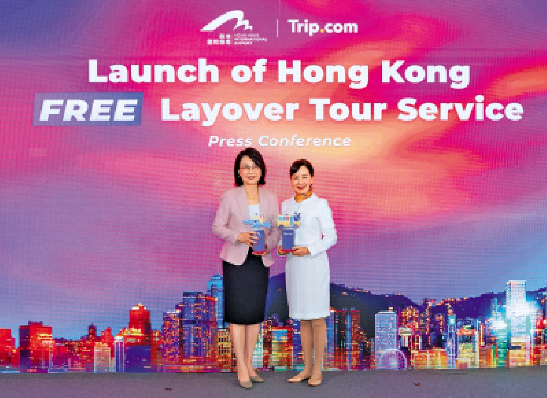 　　圖：攜程行政總裁孫潔（右）表示，為旅客提供中轉遊服務，讓他們感受香港。左為機管局行政總裁張李佳蕙。