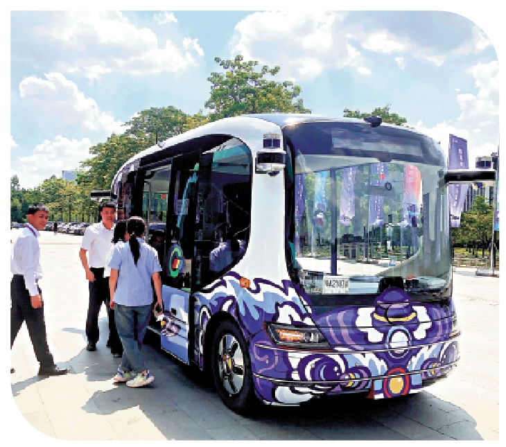 　　圖：不少觀眾在博覽會期間試坐自動駕駛巴士。