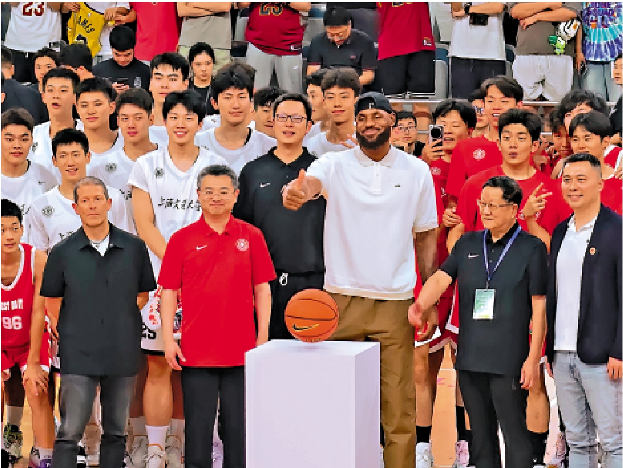 　　圖：勒邦占士出席上海交通大學的籃球嘉年華活動。/網上圖片