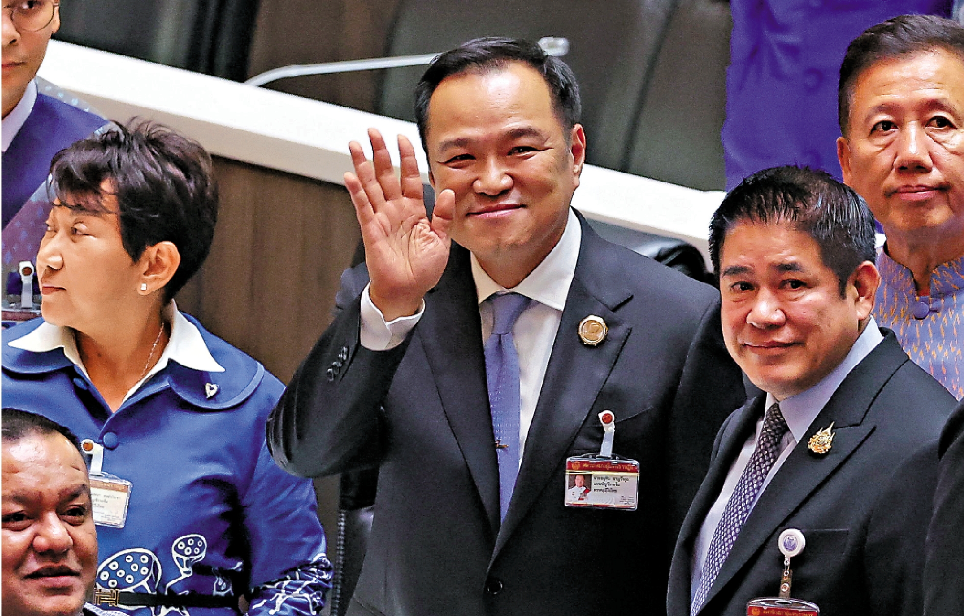 　　圖：阿努廷（中）5日當選泰國新總理。\路透社