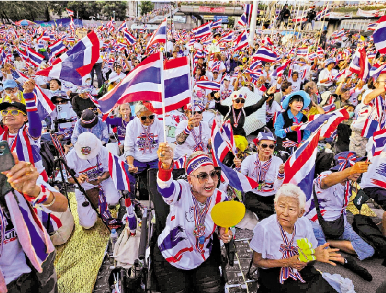 　　圖：泰國政局動盪，圖為反對佩通坦政府的泰國民眾2日在曼谷示威。\美聯社