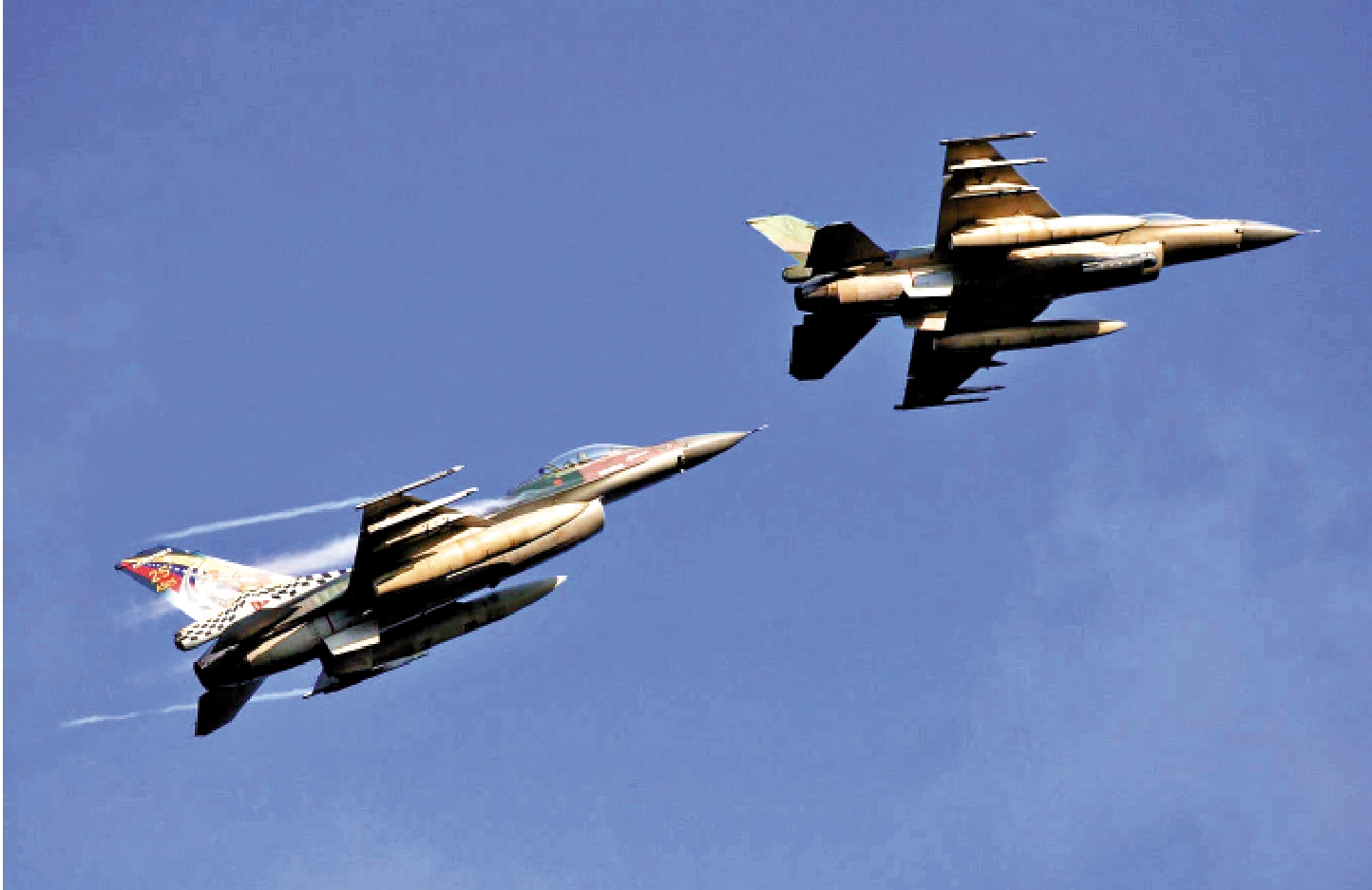 　　圖：委內瑞拉F-16戰機4日飛越美軍驅逐艦。\資料圖片