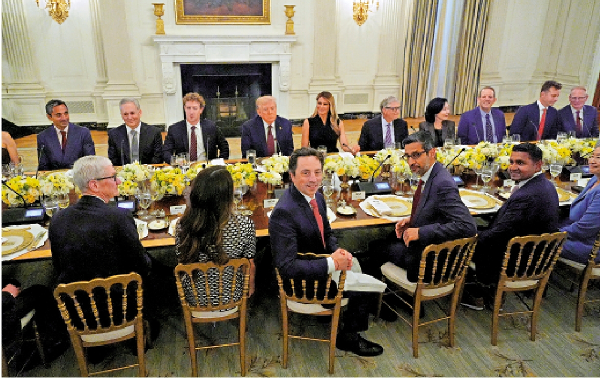 　　圖：美國總統特朗普（後排左四）4日與科技界人士共進晚餐。\美聯社