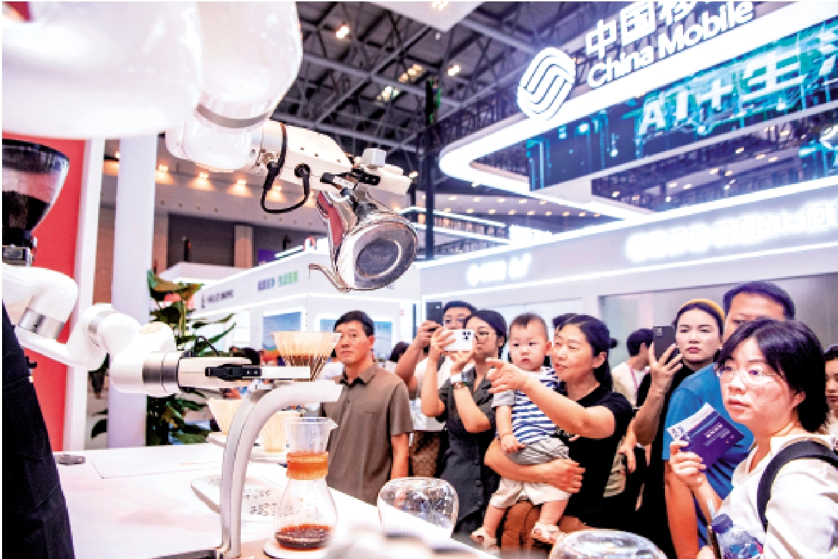　　圖：9月5日，2025世界智能產業博覽會在重慶開幕。圖為中國移動展台的AI+智慧酒店機器人在為觀眾調製咖啡。\新華社