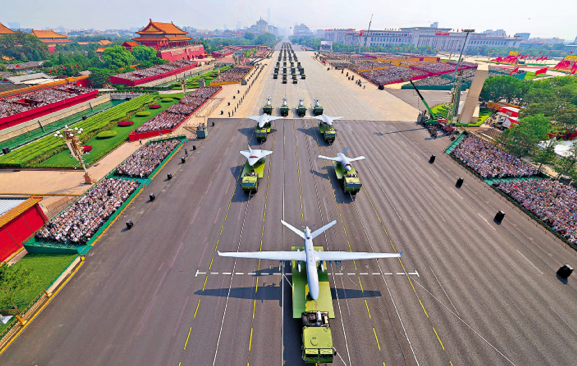 　　圖：9月3日，紀念中國人民抗日戰爭暨世界反法西斯戰爭勝利80周年大會在北京隆重舉行。圖為空中無人作戰方隊接受檢閱。\新華社