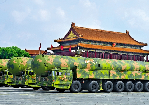 　　圖：9月3日，核導彈第一方隊的「東風-61」洲際導彈在北京接受檢閱。\新華社