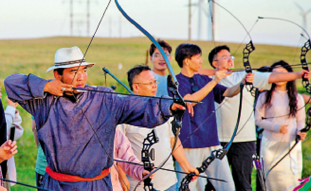 　　圖：蒙古族牧民教授傳媒學子射箭，學子們拉滿角弓，瞄準十幾米外的靶心。\大公報實習記者侯朴煊攝