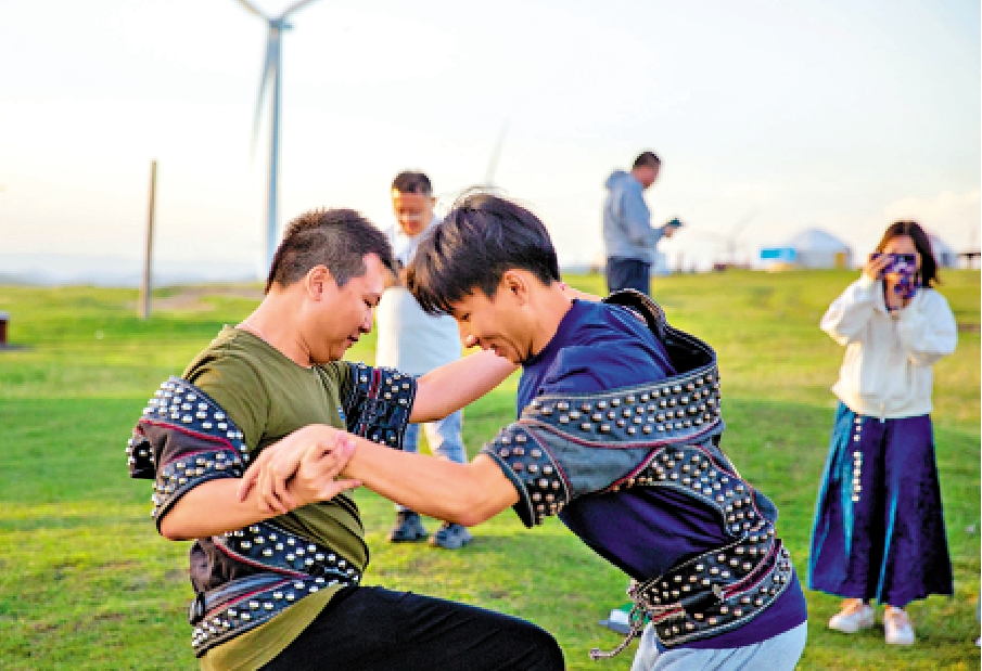 　　圖：傳媒學子體驗蒙古搏克。\大公報實習記者侯朴煊攝