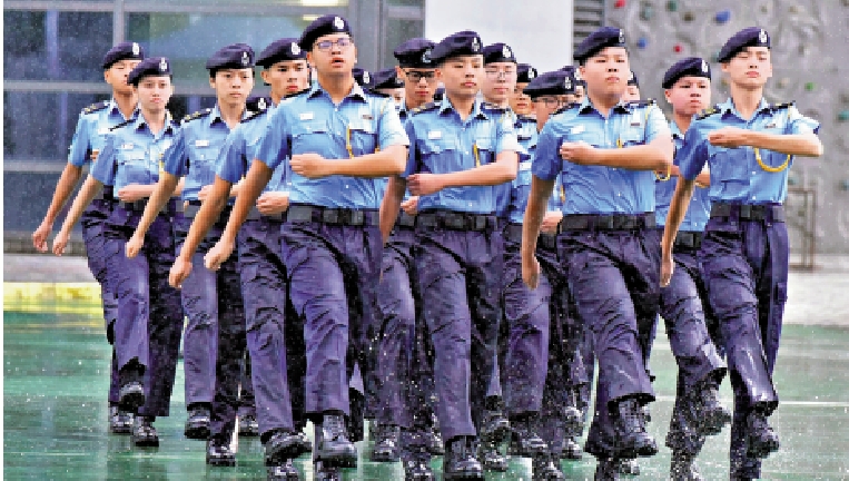 　　圖：民安隊少年團昨日在雨中進行步操比賽。