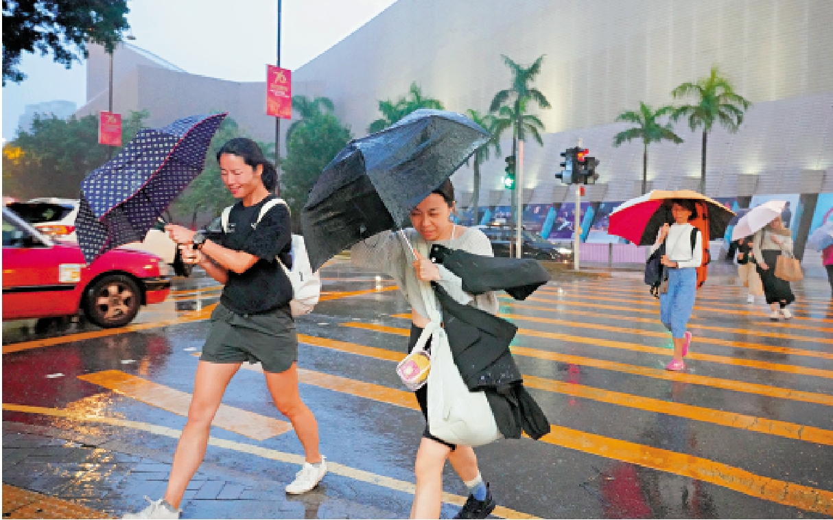 　　圖：市民昨日傍晚冒風雨趕路。\大公報記者何家駿攝