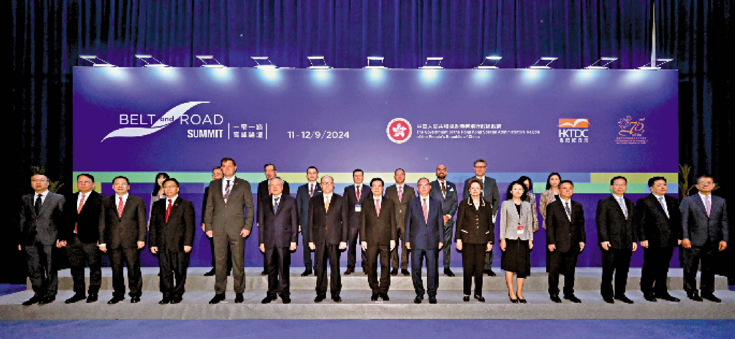 　　圖：第十屆「一帶一路高峰論壇」本周在港舉行。圖為去年第九屆論壇上，一眾嘉賓在台上合影。\資料圖片
