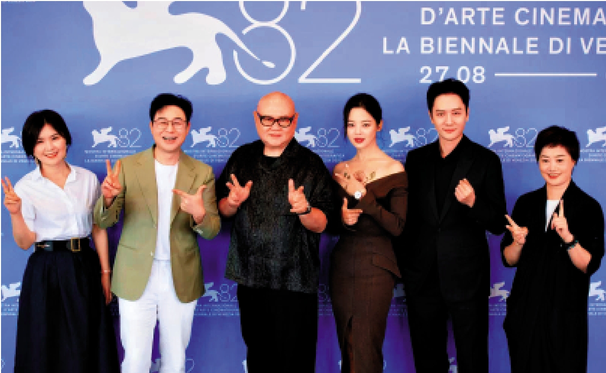 　　圖：辛芷蕾與電影《日掛中天》主創人員出席第82屆威尼斯電影節。左一為總製片人馬雙。/受訪者供圖