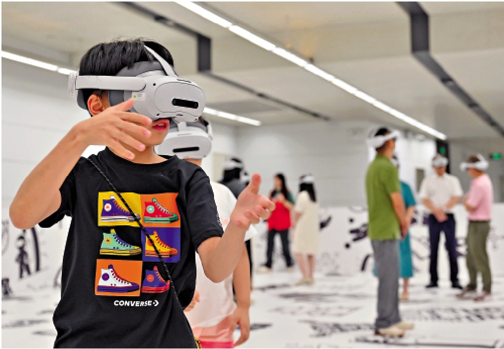 　　圖：位於廣東省廣州市的廣州圖書館未來閱讀館通過虛擬現實（VR）技術，為讀者提供沉浸式交互閱讀空間。/中新社