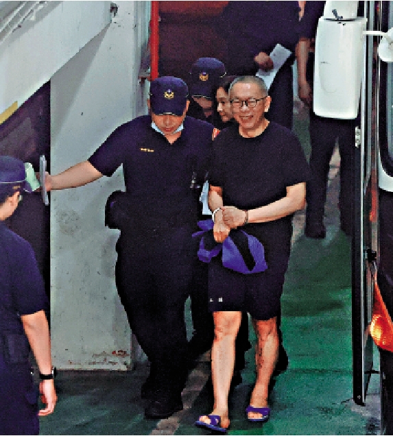 　　圖：台北地方法院上周審理京華城及政治獻金案，提訊前台北市長柯文哲（前右）。\資料圖片