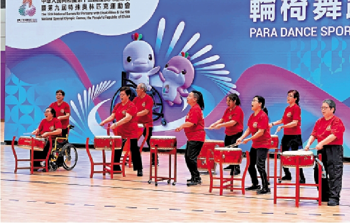 　　圖：香港復康力量鼓樂隊表演者手持木棒，擊出陣陣鼓聲。