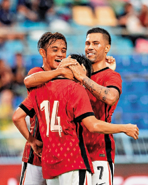 　　圖：港隊中場余在言（中）入球後，與隊友擁抱慶祝。\足總圖片