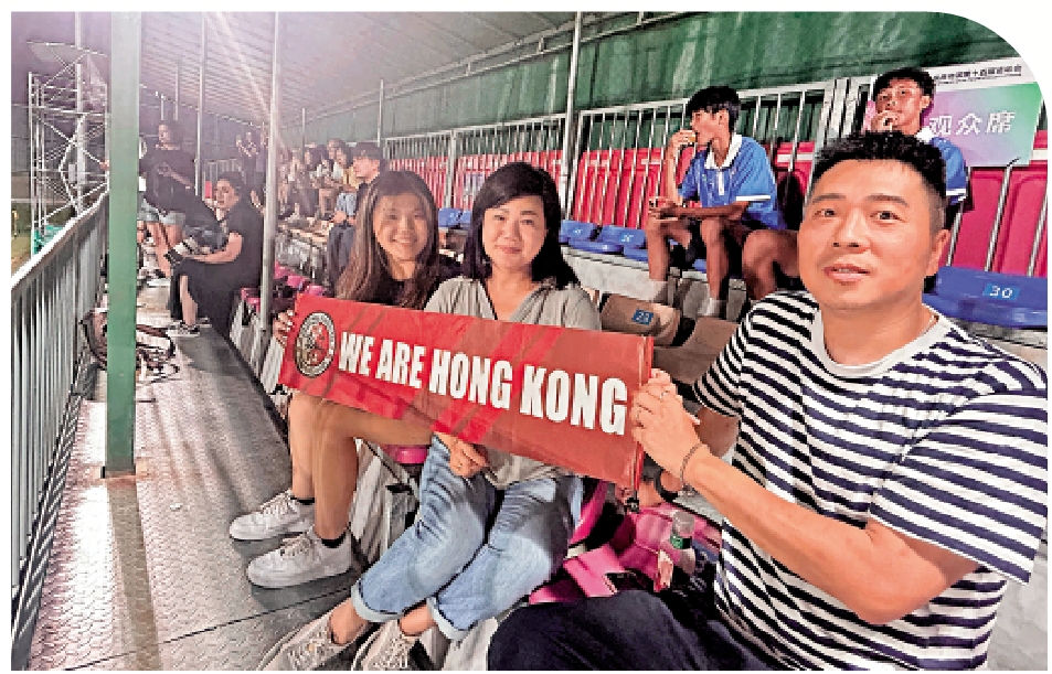 　　圖：港隊親友團來到梅州五華比賽現場助威。\大公報記者敖敏輝攝