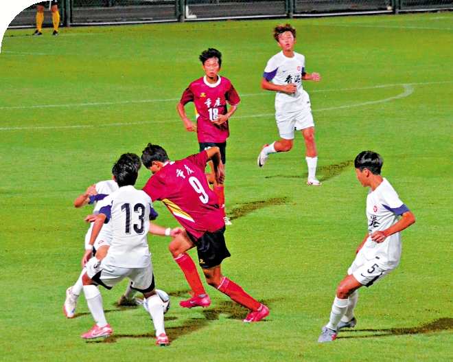 　　圖：港隊（白衫）在對抗中不落下風。\大公報記者敖敏輝攝