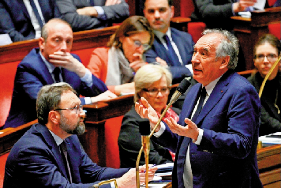 　　圖：法國總理貝魯（前排右）的預算計劃不受歡迎，外界預計他將下台。\法新社