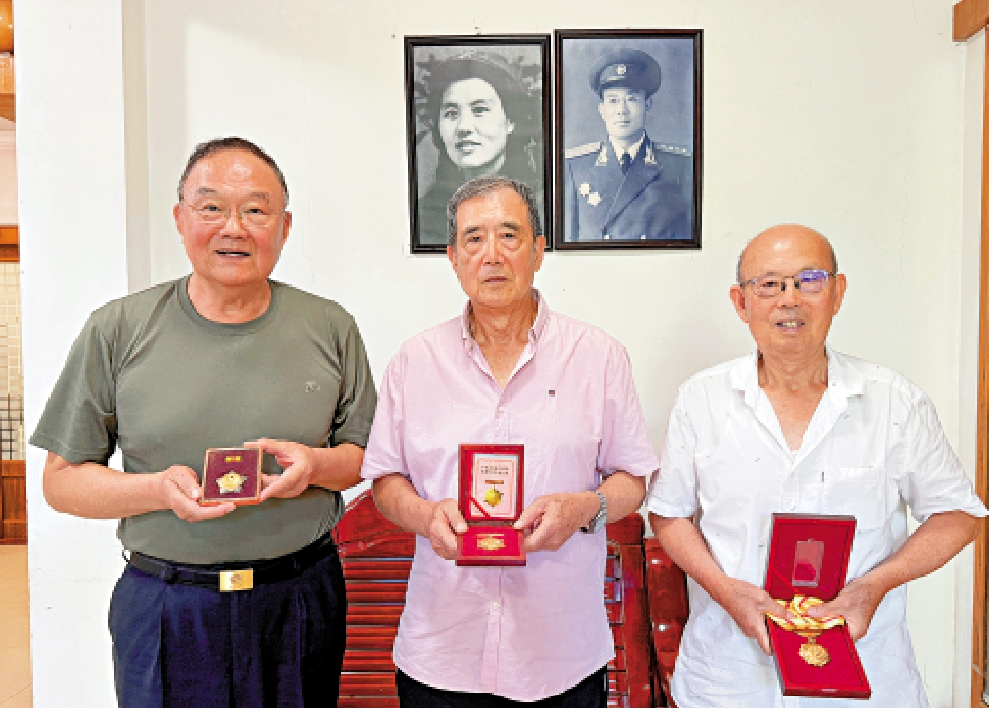 　　圖：孫樂洵大兒子孫新生（中）、二兒子孫黎明（右）、小兒子孫福民（左）在福州接受大公報記者訪問。\大公報記者何德花攝